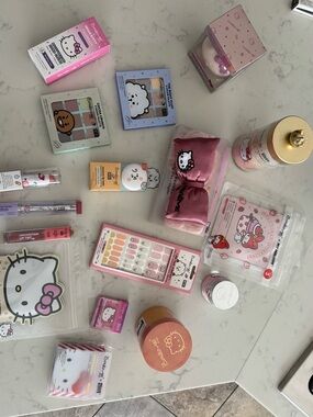Hello Kitty Pink and White Cosmetic & Accessory Bundle